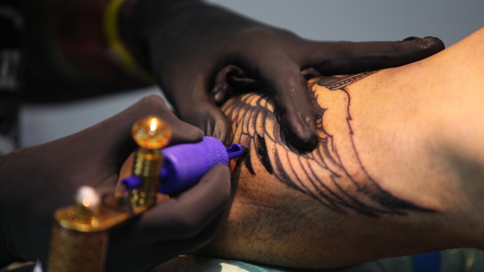 ЕК иска строг контрол за мастилото за татуировки