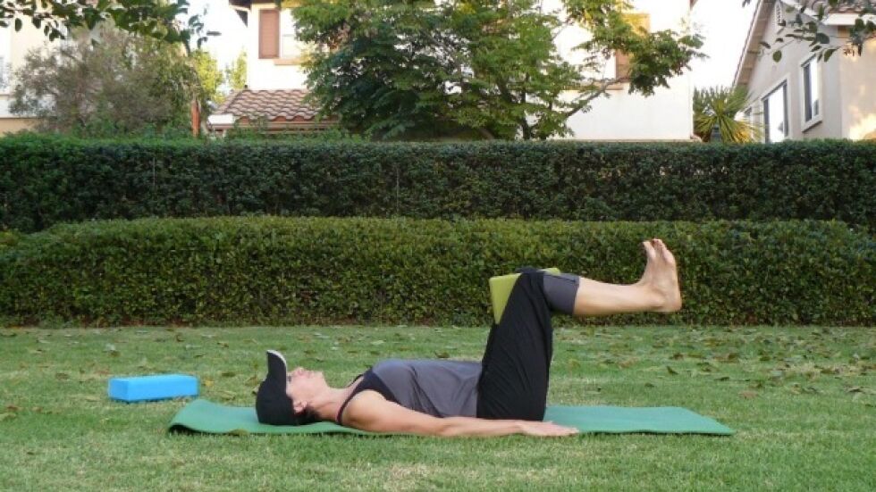 Тренировка за корем с тухличка за йога