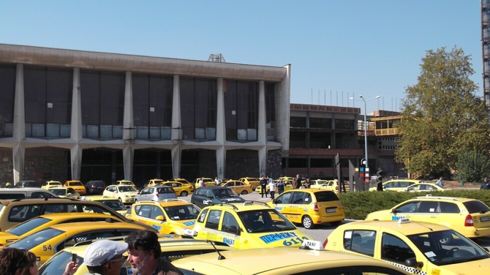 Uber, TaxiMe: Смартфоните разбъркват пазара на таксиметрови услуги в София