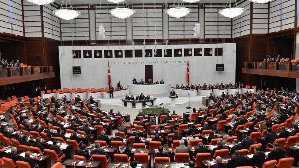 Турският парламент удължи с още три месеца извънредното положение в страната 