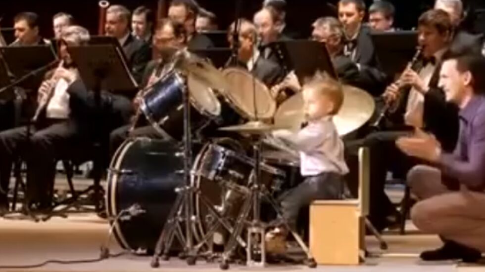 3-годишен барабанист ще ви вземе акъла с главозамайващо соло на ударни (ВИДЕО)
