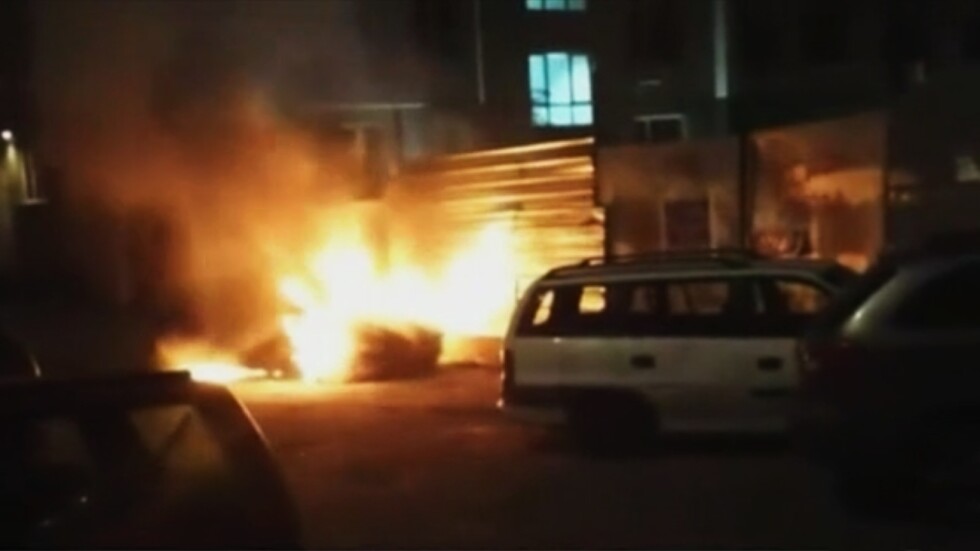 Подпалени коли на протестиращи за квартална градинка