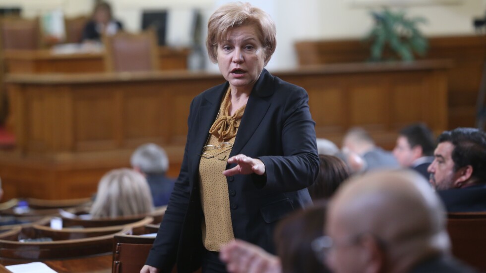 Менда Стоянова: НОИ е по-сигурен стопанин на пенсиите, зад него е държавата