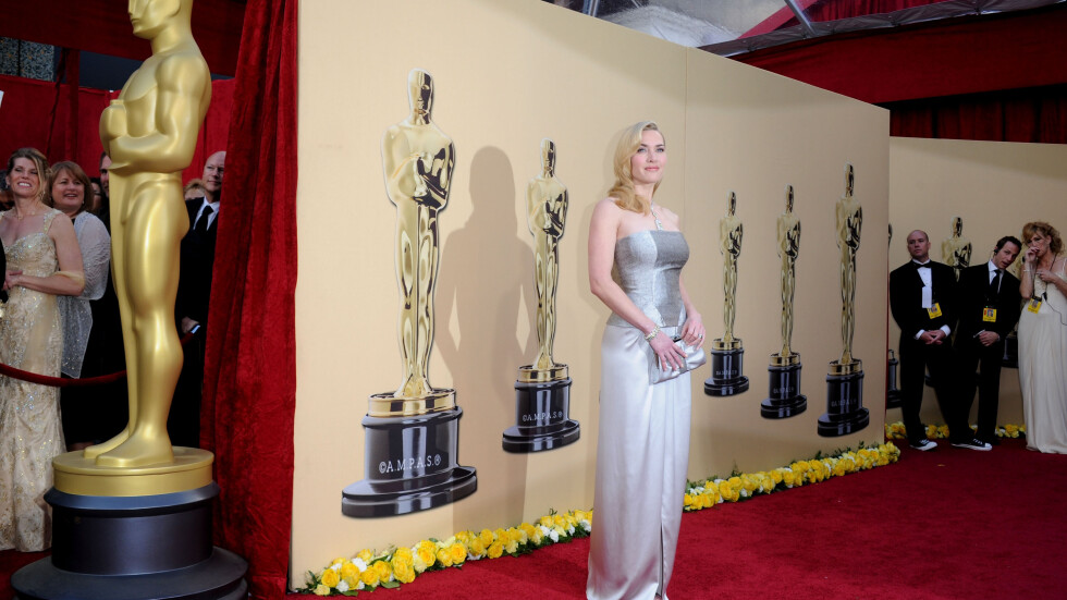 Кейт Уинслет държи своя "Оскар" в банята