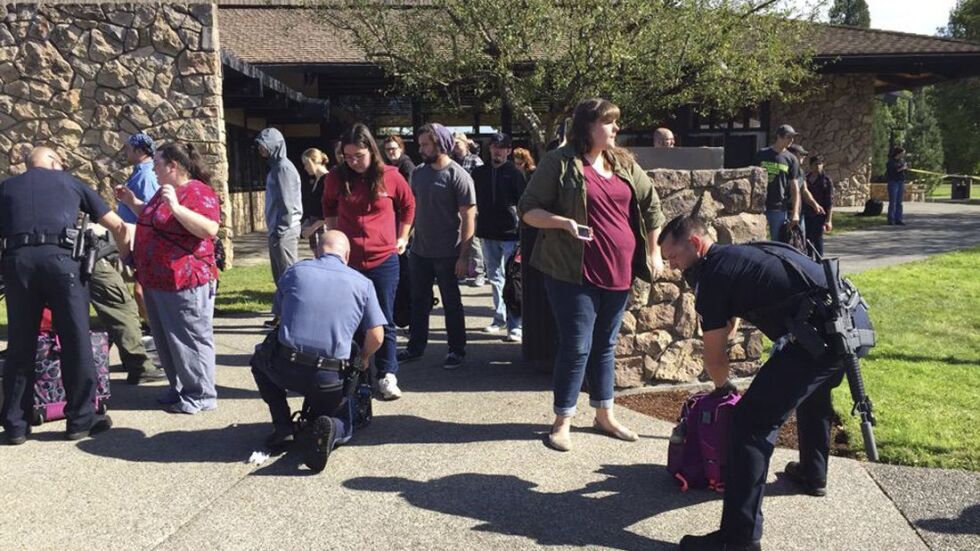 Десет са убитите при стрелбата в колеж в Орегон (СНИМКИ И ВИДЕО)