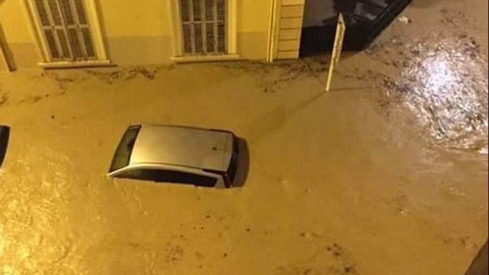 16 души са загинали при бури и наводнения във Франция (СНИМКИ И ВИДЕО)