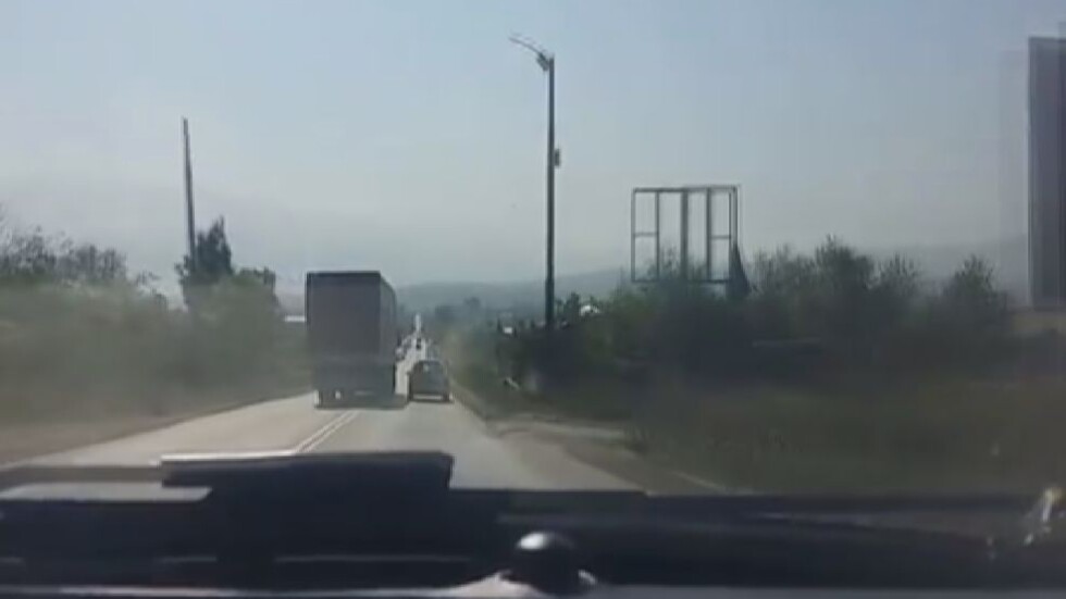Пак наглост на пътя: Тир изпреварва опасно кола в София (ВИДЕО)
