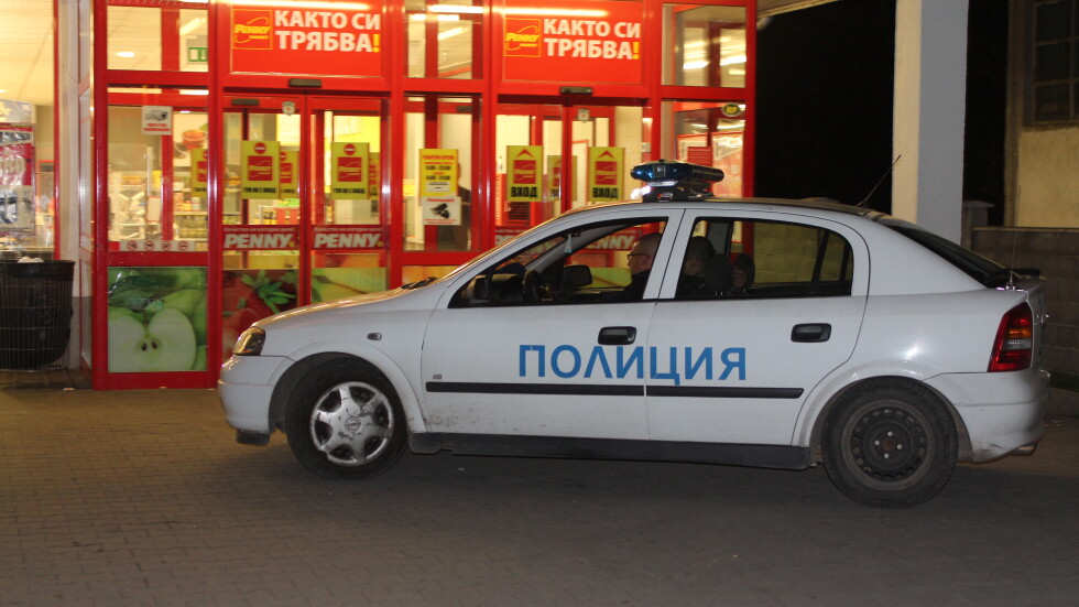 Голяма група роми ограби супермаркет в Казанлък