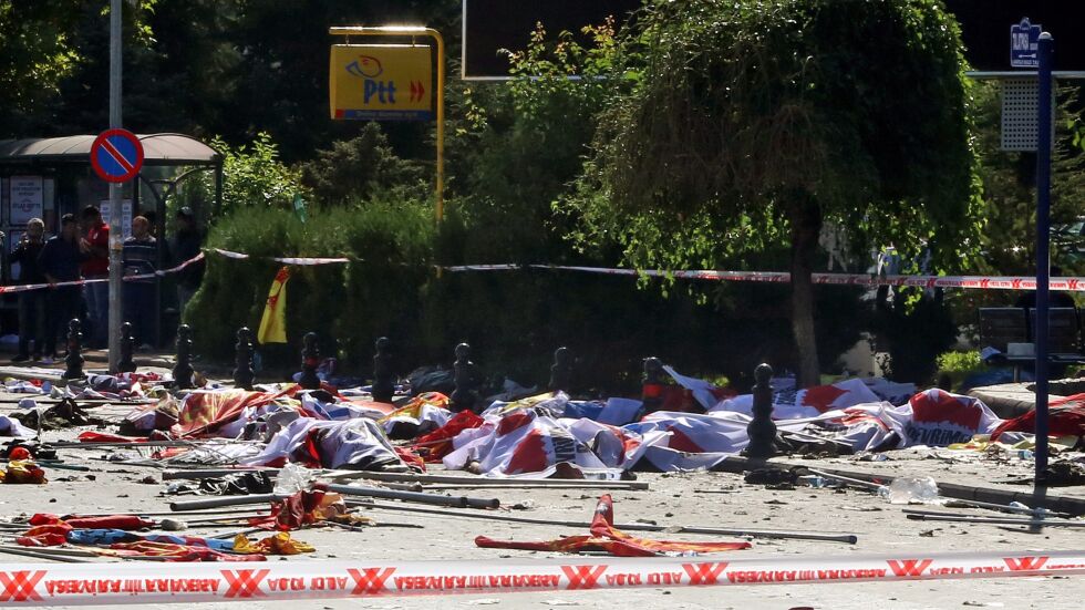 Кървав атентат в Турция отне живота на най-малко 97 души (ОБЗОР)