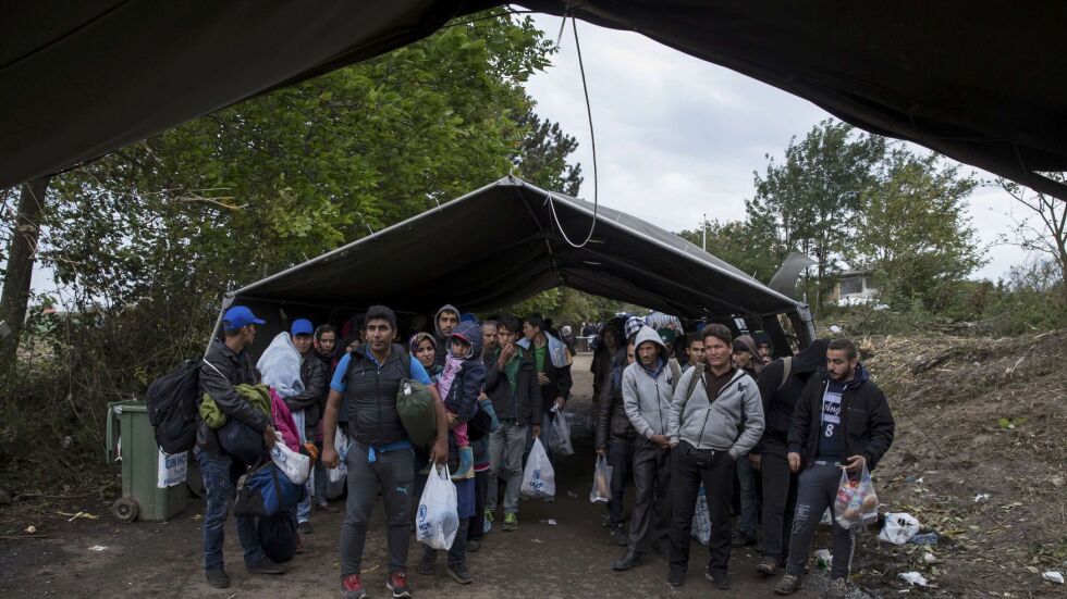 Под дъжда и в калта: Хиляди мигранти се струпват по балканските граници