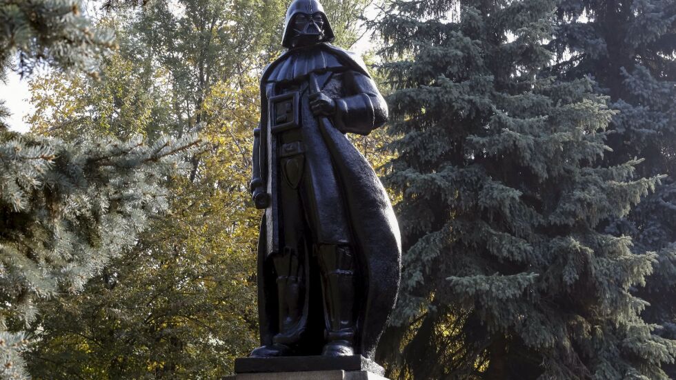 Ленин премина към тъмната страна -  негов паметник беше превърнат в Дарт Вейдър 