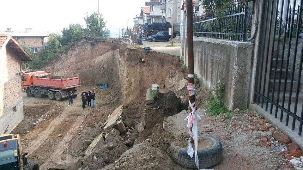 Асеновград: Пропадна път, къщите покрай него висят във въздуха