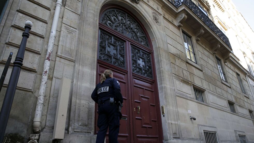 Въоръжени обраха Ким Кардашиян в хотела й в Париж 