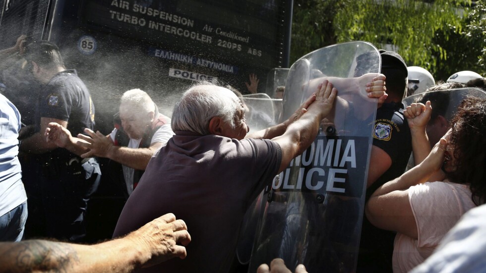 Сълзотворен газ за гръцки пенсионери - тръгнали към резиденцията на Ципрас (СНИМКИ)