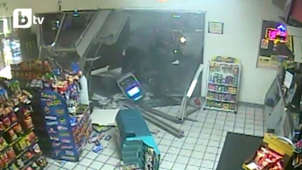 Крадци разбиват магазин с джип, отмъкват банкомат (ВИДЕО)