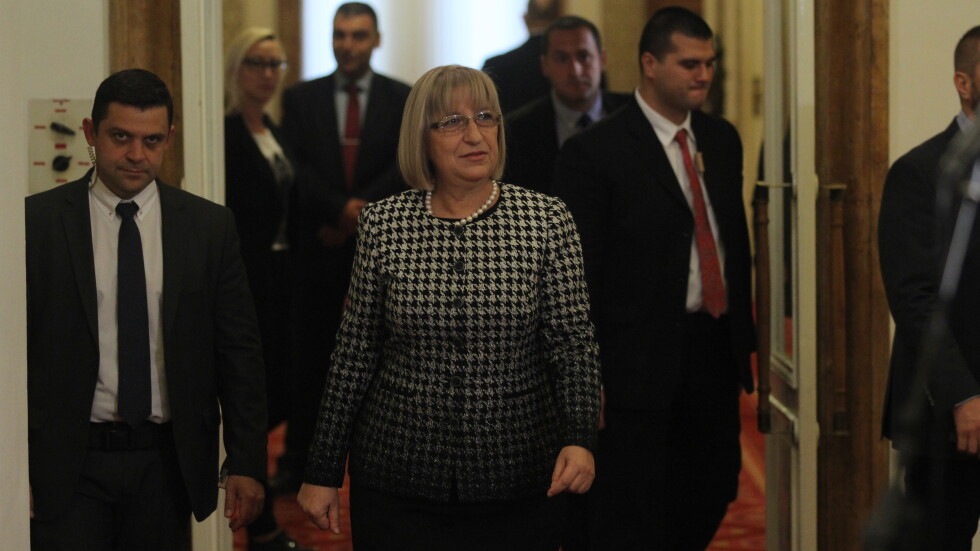 Цецка Цачева ще отсъства от парламента по време на кампанията за президентския вот 