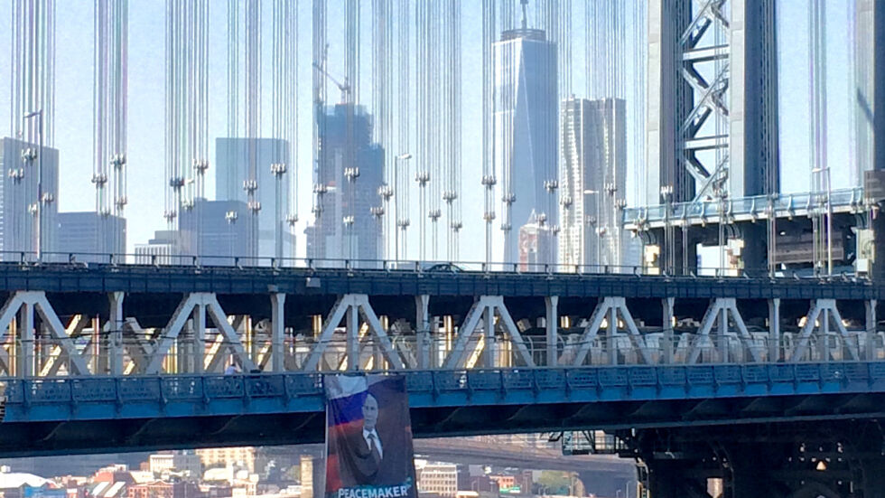 Плакат с лика на Владимир Путин се появи на мост в Ню Йорк