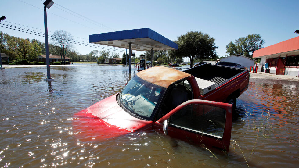 След урагана Матю: Наводнения в Северна Каролина