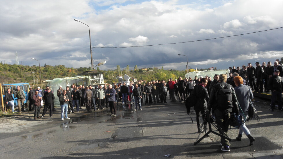 Трето денонощие продължава стачката на миньорите от Бобов дол