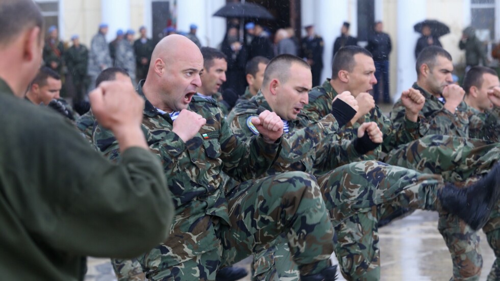 Командоси показаха впечатляващи бойни умения в центъра на Пловдив (ГАЛЕРИЯ)