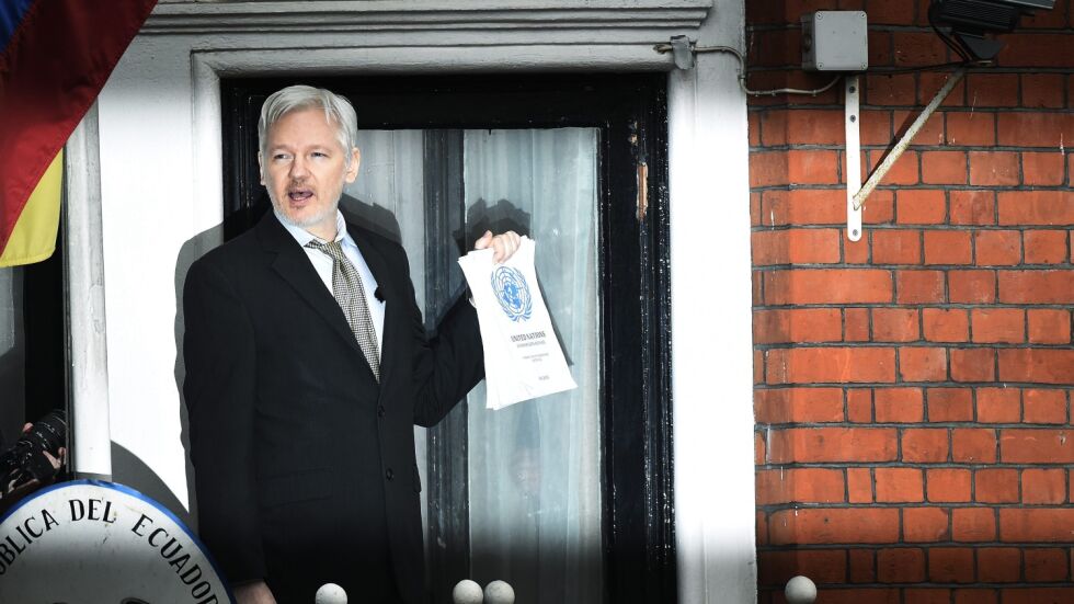 Кой е Джулиан Асандж и как създава „Уикилийкс”?