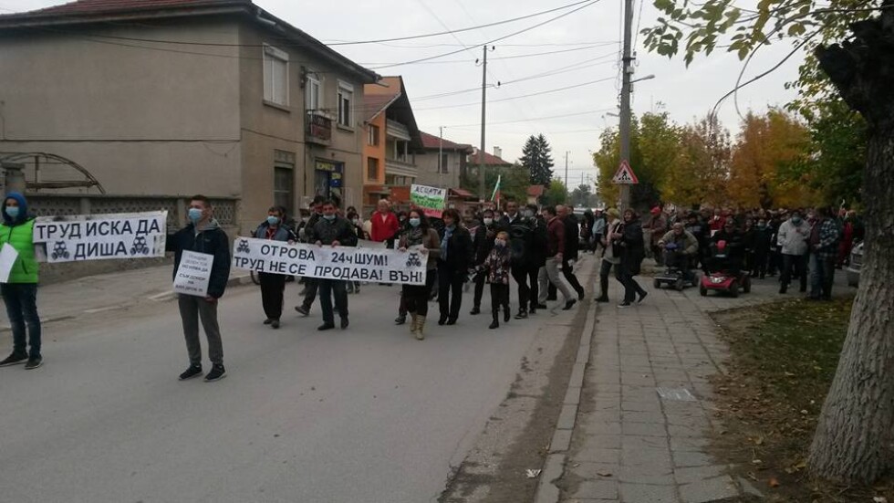 Стотици жители на с.Труд блокираха пътя за Карлово (СНИМКИ)