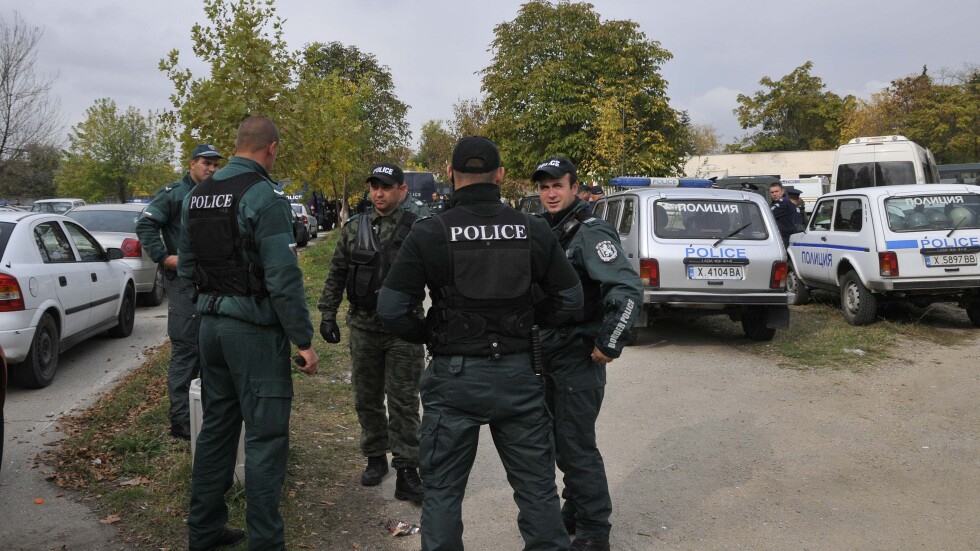 Жандармерия и полиция все още пазят около бежанския център в Харманли
