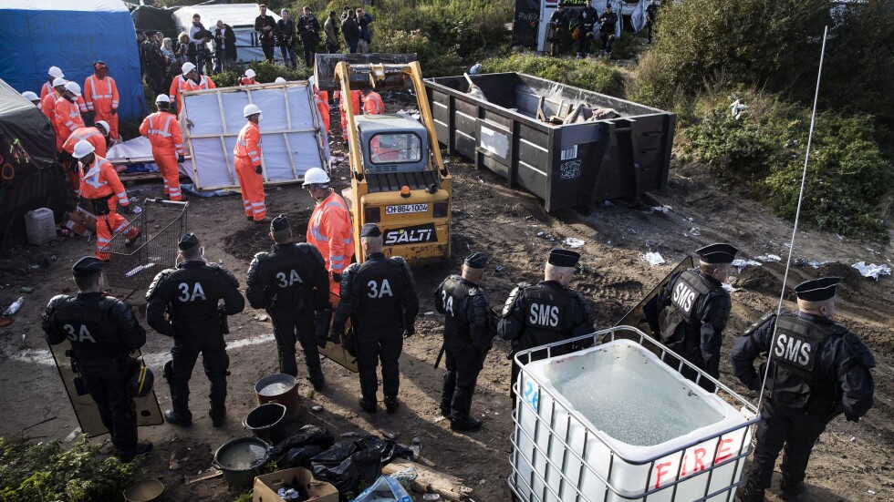 Френските власти вече разрушават бежанския лагер край Кале
