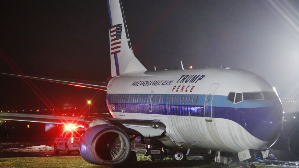 Самолетът на кандидата за вицепрезидент на Доналд Тръмп излезе от пистата