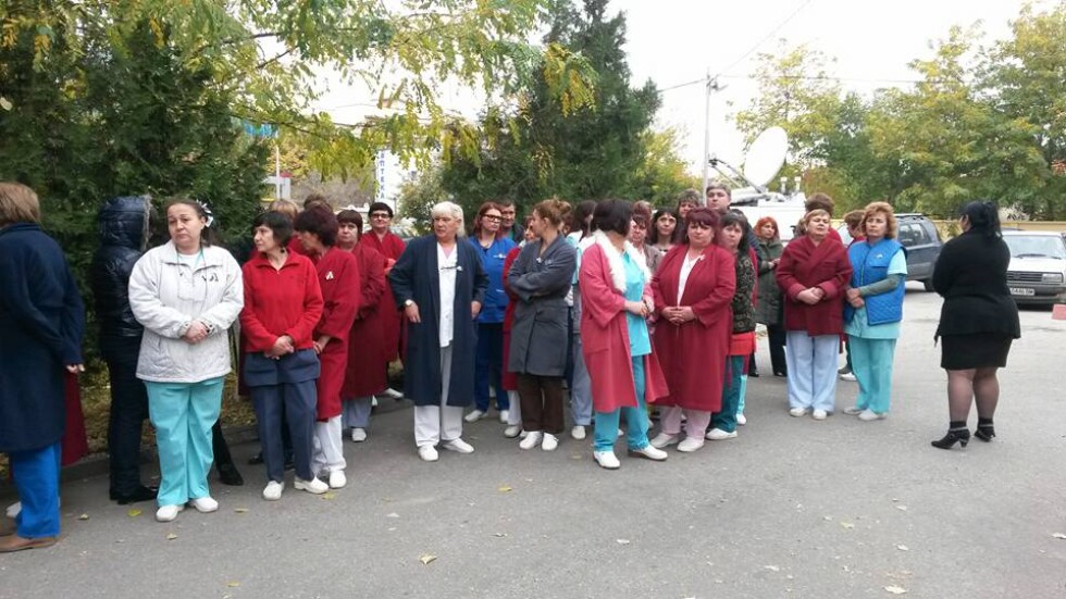 Лекарите в Пазарджик излязоха на протест след нападението над техен колега