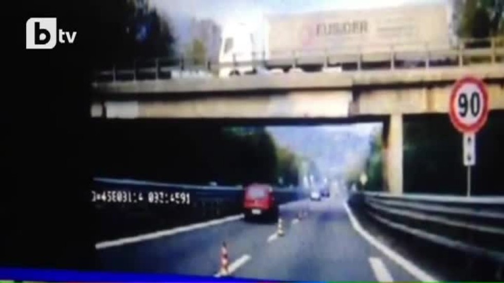 Надлез на магистрала се срути в Италия и уби един човек (ВИДЕО)