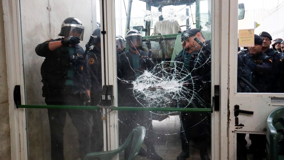 Испанската полиция нахлу в секцията, в която щеше да гласува каталунският премиер