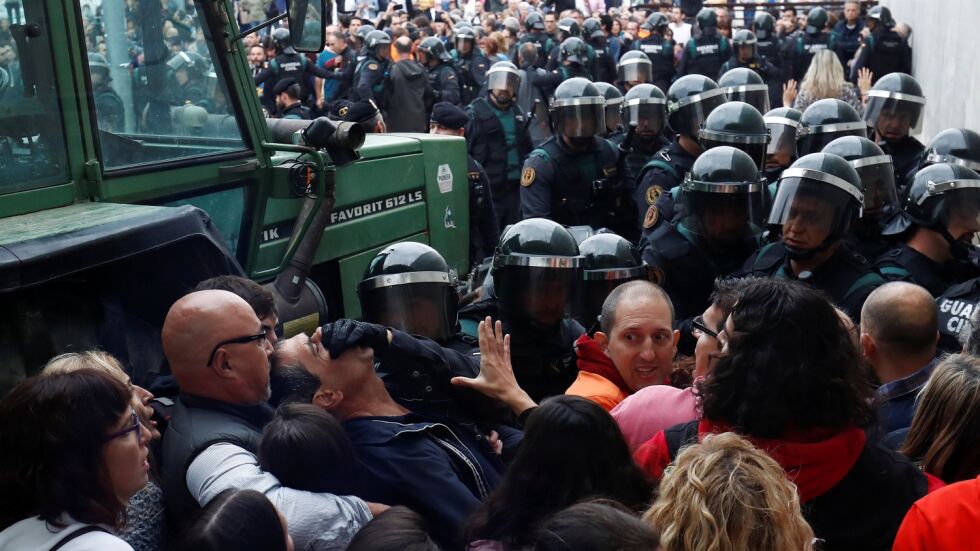 Националната полиция на Испания блокира повечето избирателни секции в Каталуния