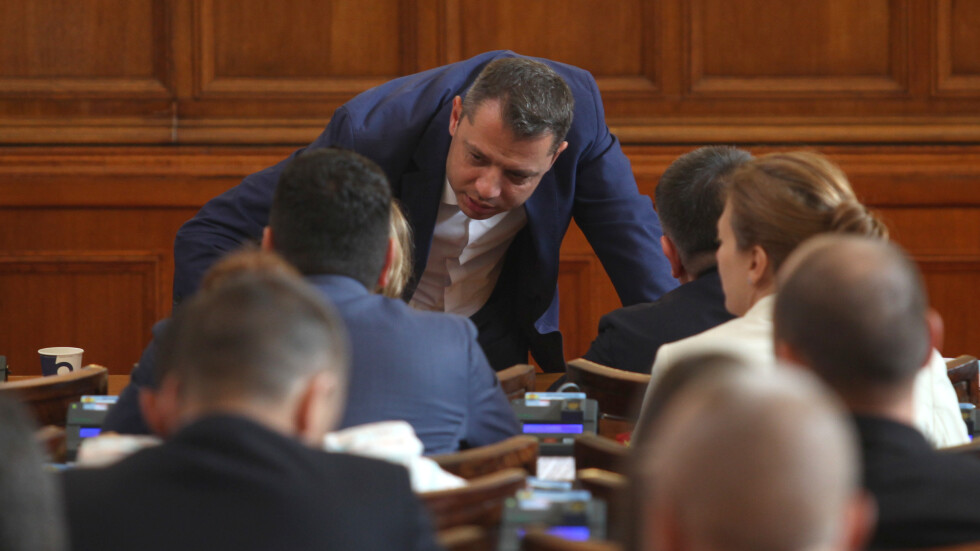 Делян Добрев ще депозира молбата си за напускане на парламента 
