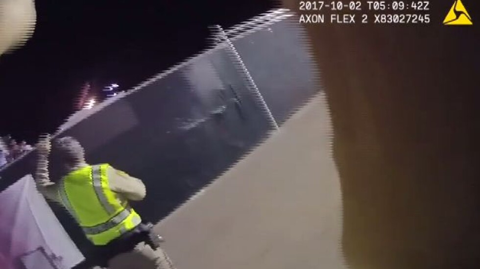 Вижте как полицията в Лас Вегас си проправя път до стрелеца Стивън Падок (ВИДЕО) 