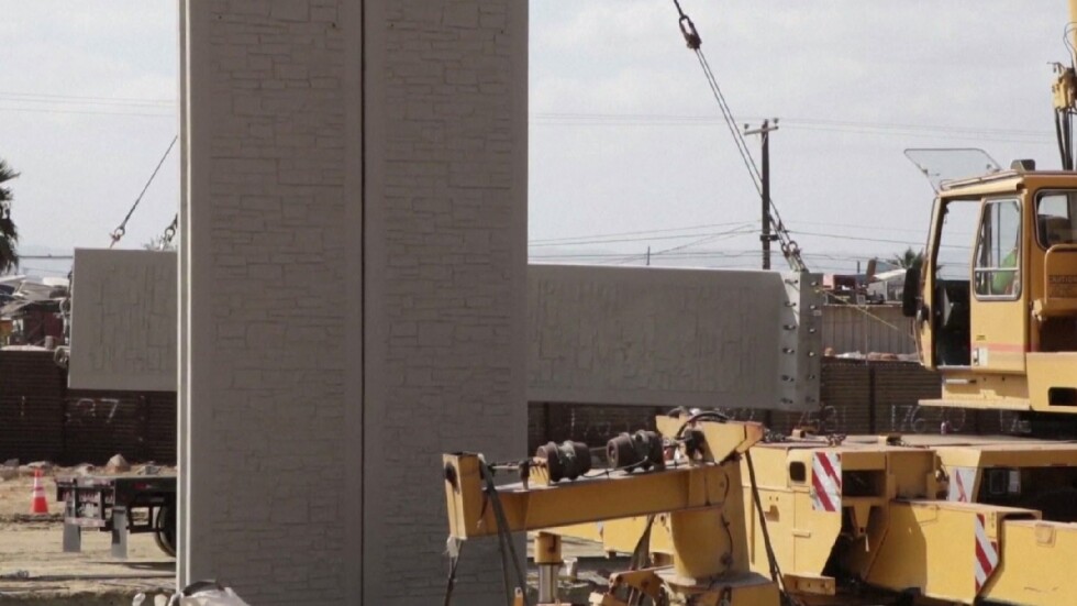 САЩ издигнаха осем прототипа на бетонната стена по границата с Мексико
