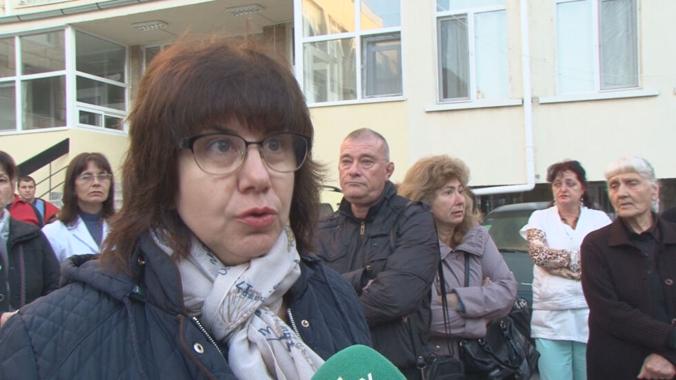 Медици и пациенти излязоха на протест пред затворената болница в Поморие