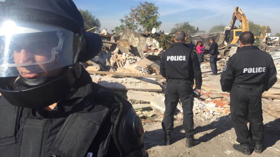 Багер и полиция разчистват незаконни постройки в „Орландовци” (СНИМКИ И ВИДЕО)