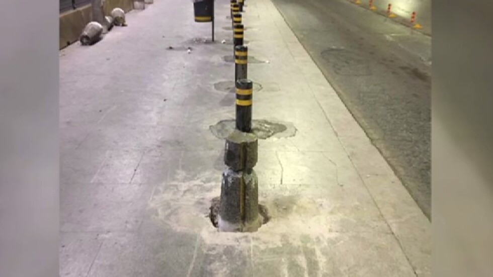 Ремонт на ремонта: Местят кривите колчета на спирката в подлеза на НДК 