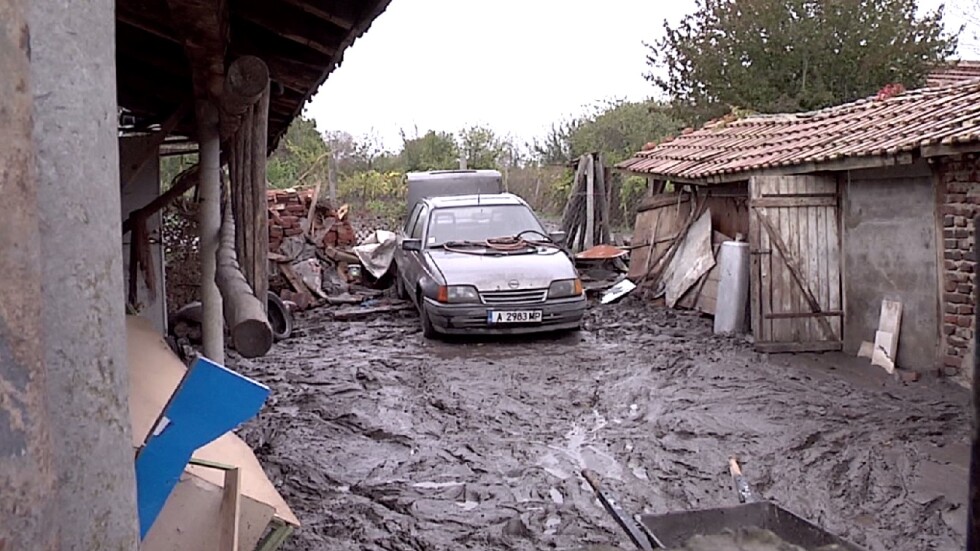 Дъжд забавя разчистването на пострадалите къщи в Бургаско 