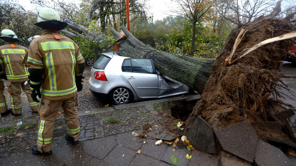 Извънредно положение в Берлин и инциденти в Чехия заради силни бури