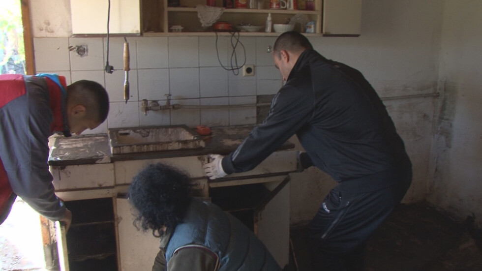 Доброволци чистят домовете на хората след потопа в Бургаско