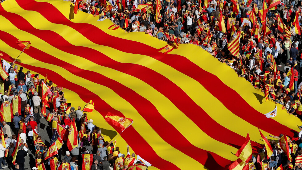300 000 души се включиха в поход против отделянето на Каталуния от Испания (СНИМКИ)