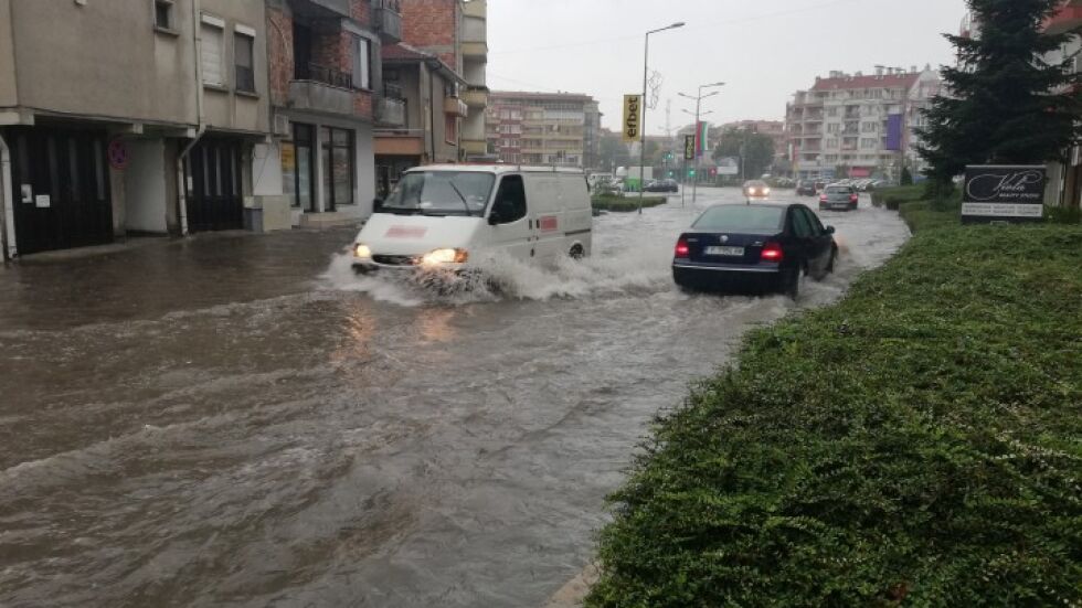 Проливен дъжд наводни улиците в Поморие