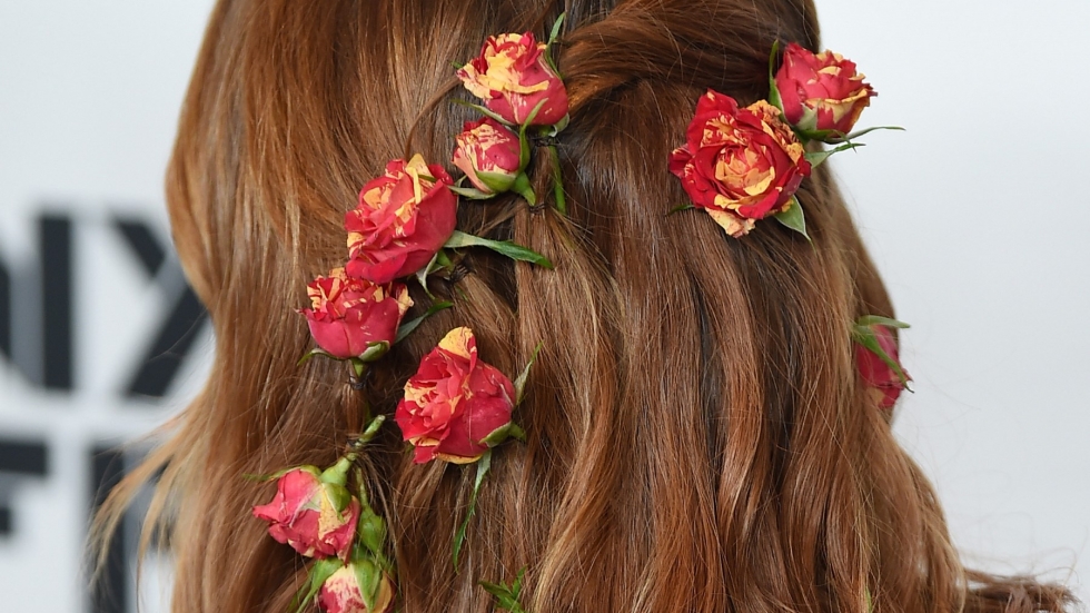 Вдъхновяващата Ема Стоун с грим в зелено и рози в косите