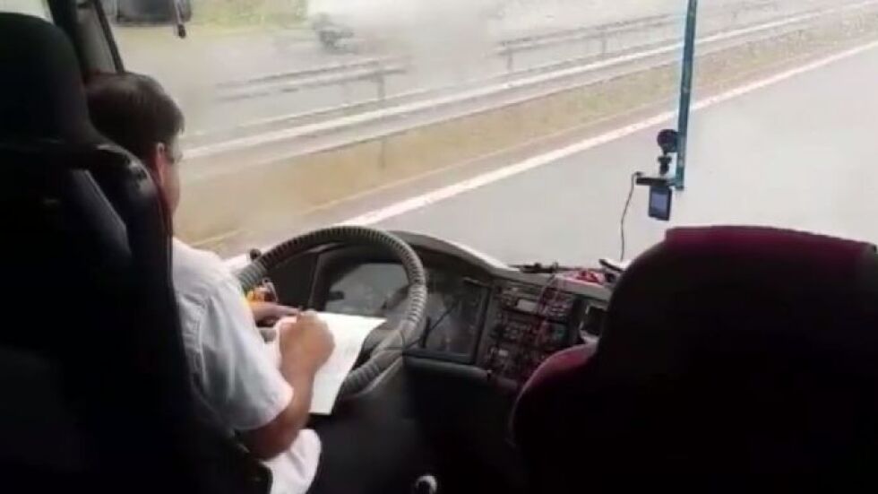 Опасно шофиране: Водач попълва документи, докато кара автобус