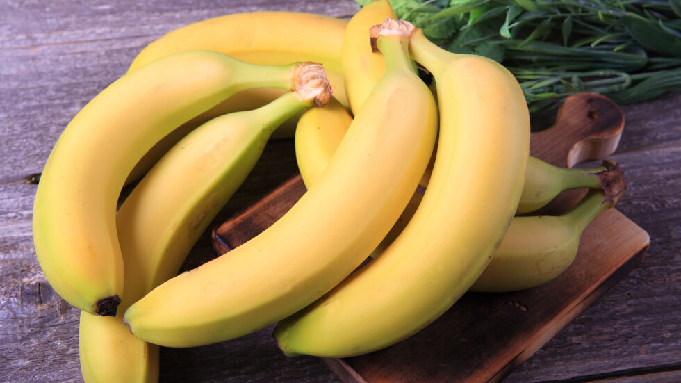 За избелване на зъбите, полиране на сребро и при главоболие – 6 изненадващи начина да използвате кората на банана