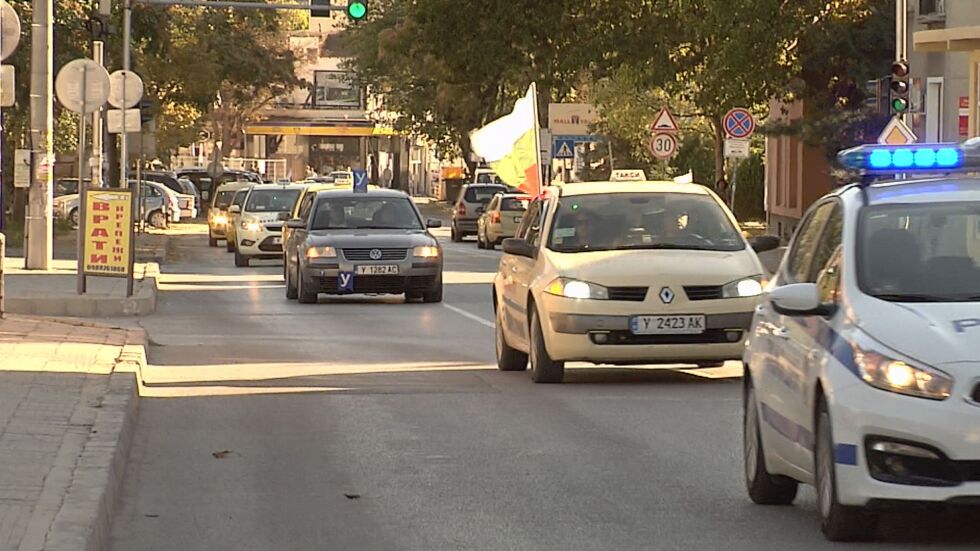 Ямболски таксиметрови шофьори с шествие в памет на убитата Виктория Маринова