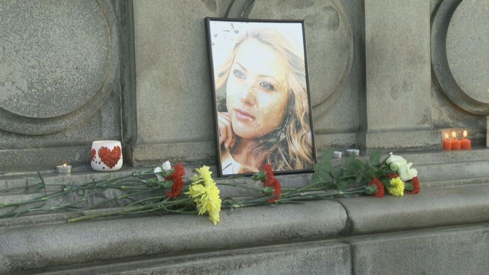 Хиляди в цялата страна почетоха паметта на Виктория Маринова (СНИМКИ)
