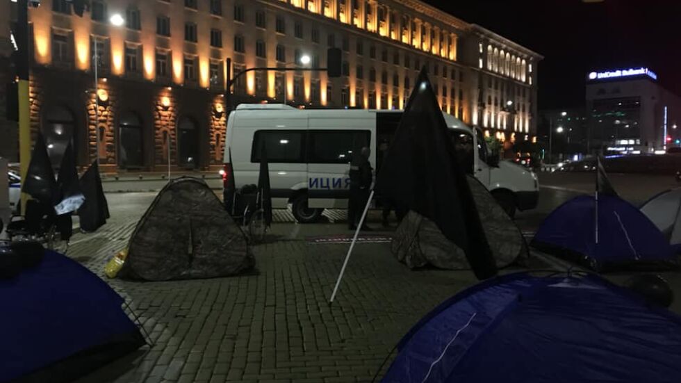Блокада на бул. „Дондуков”: Палатките на майките на деца с увреждания остават